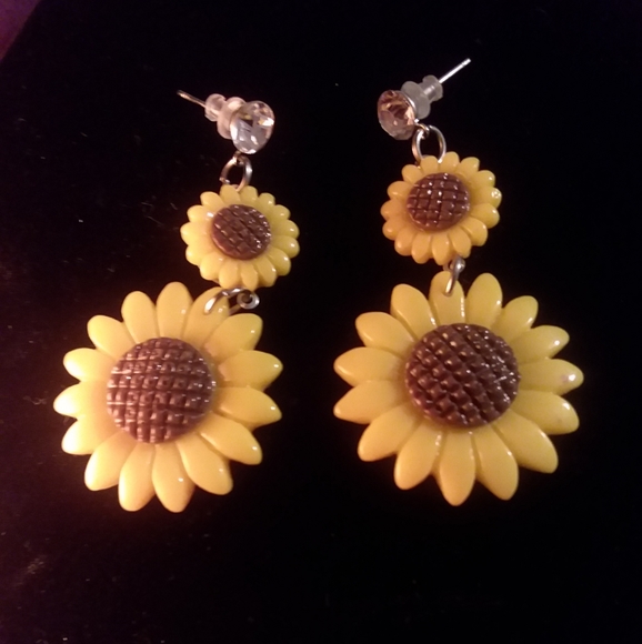 Jewelry - NEW flower earrings